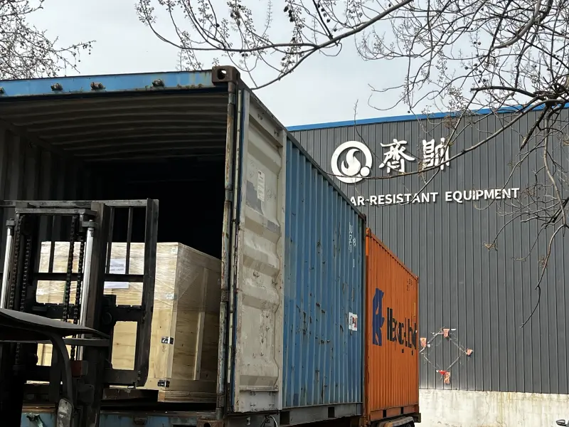 Equipamento resistente ao desgaste Shandong Qishuai | Produção e envio de revestimentos de aço incorporados em borracha cerâmica concluídos